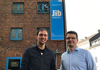Foto der Workshop-Veranstalter vor dem JiB