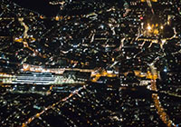 Nachtaufnahme der Stadt aus dem Flugzeug
