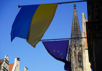 Flaggen der Ukraine und der EU vor dem Stadtweinhaus
