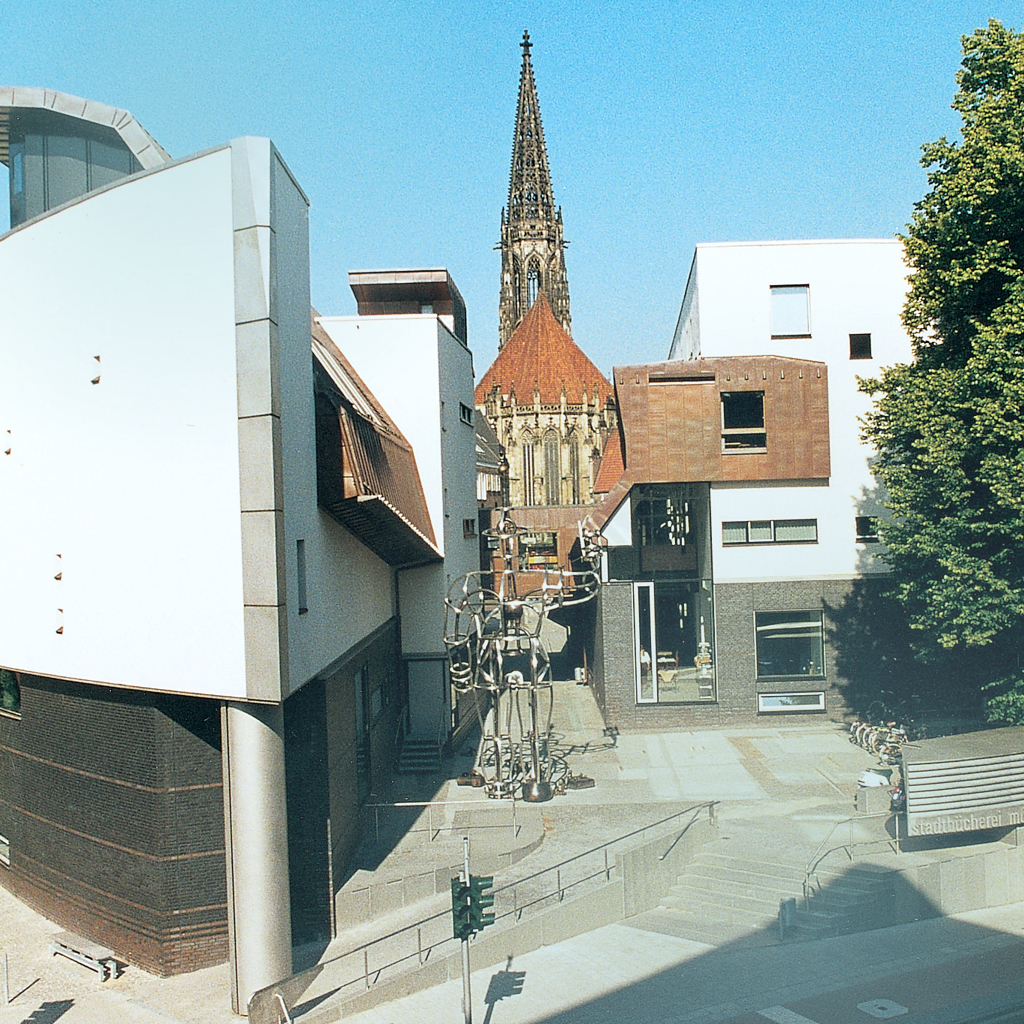 Die Stadtbücherei von hinten zeigt den schönen Ausblick auf die St. Lamberti-Kirche.