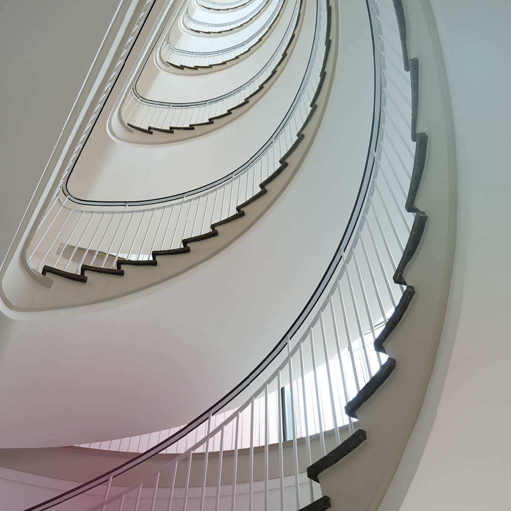 Eine Wendeltreppe im Münsteraner Stadthaus 1 führt von unten nach oben.