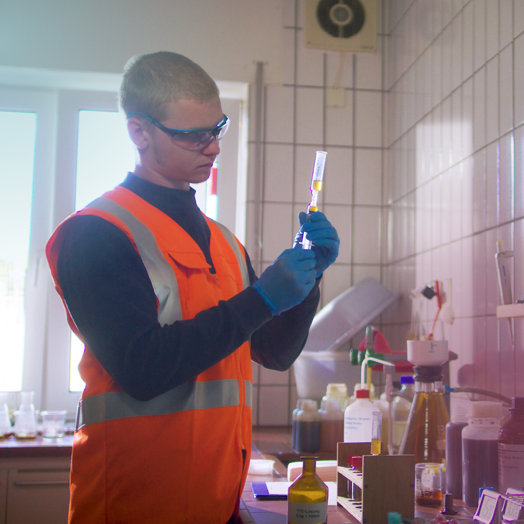 Durchführung einer Laborprobe durch einen Mitarbeiter der Abfallwirtschaftsbetriebe Münster.