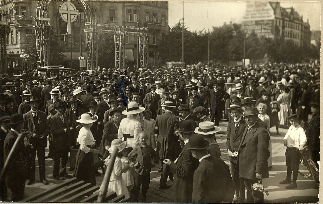 Menschenansammlung auf dem Bahnhofsvorplatz
