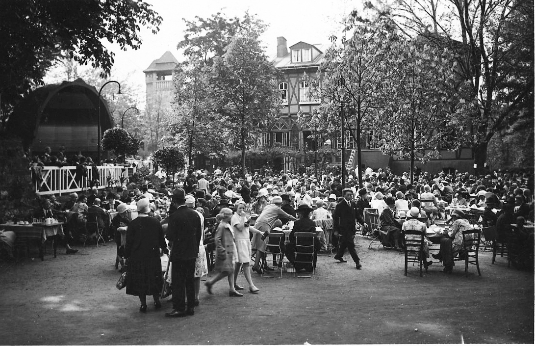 Besucher*innen im Zoo