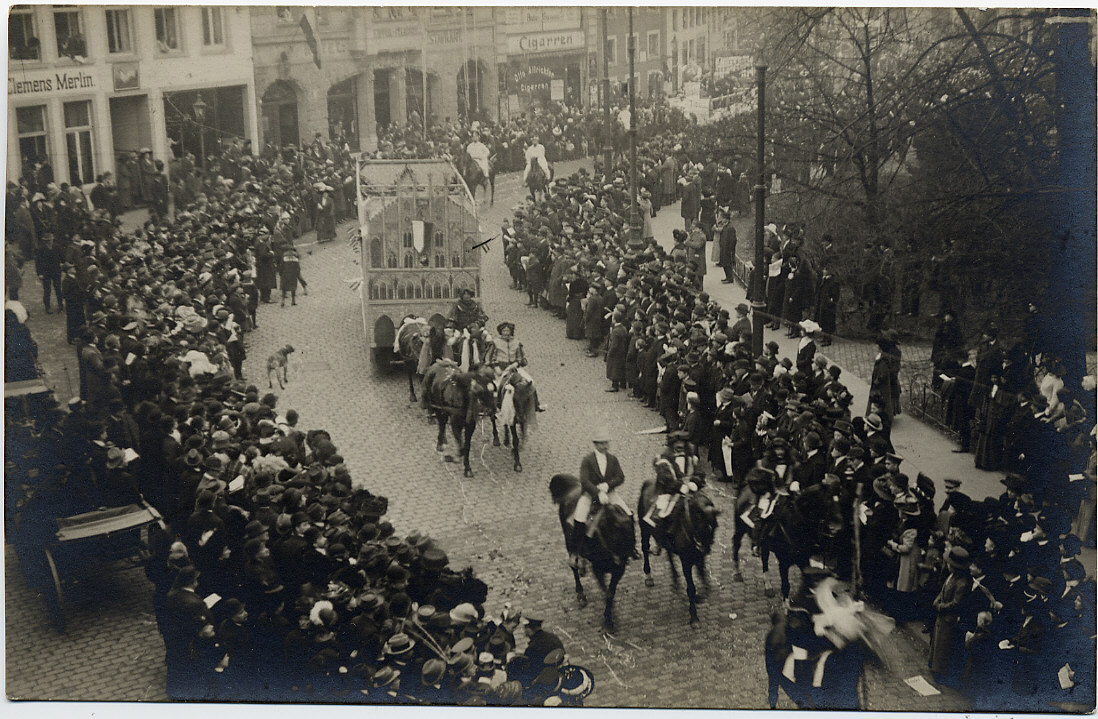 Festumzug mit Motivwagen auf der Ludgeristraße