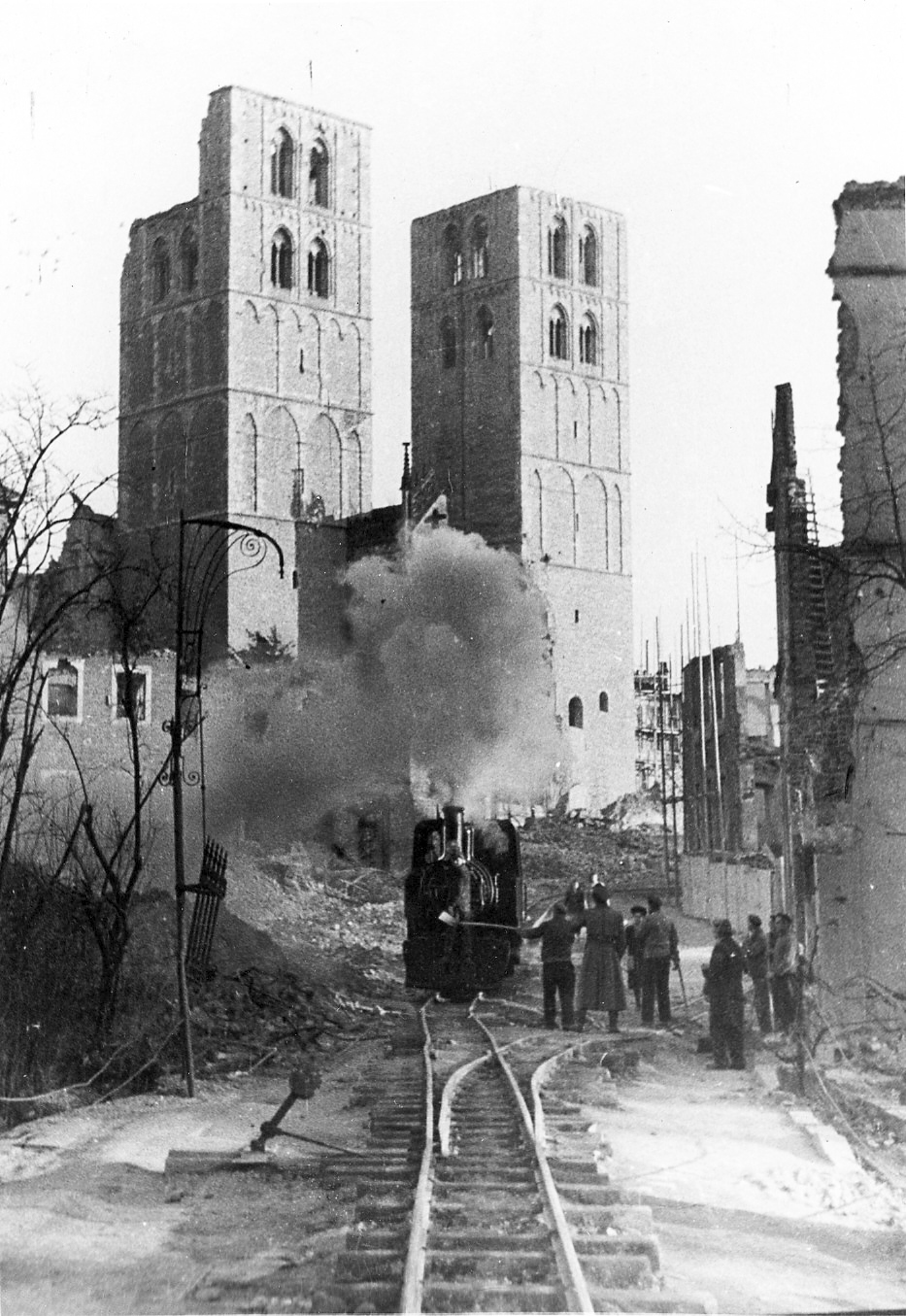 Trümmerlok am Spiegelturm