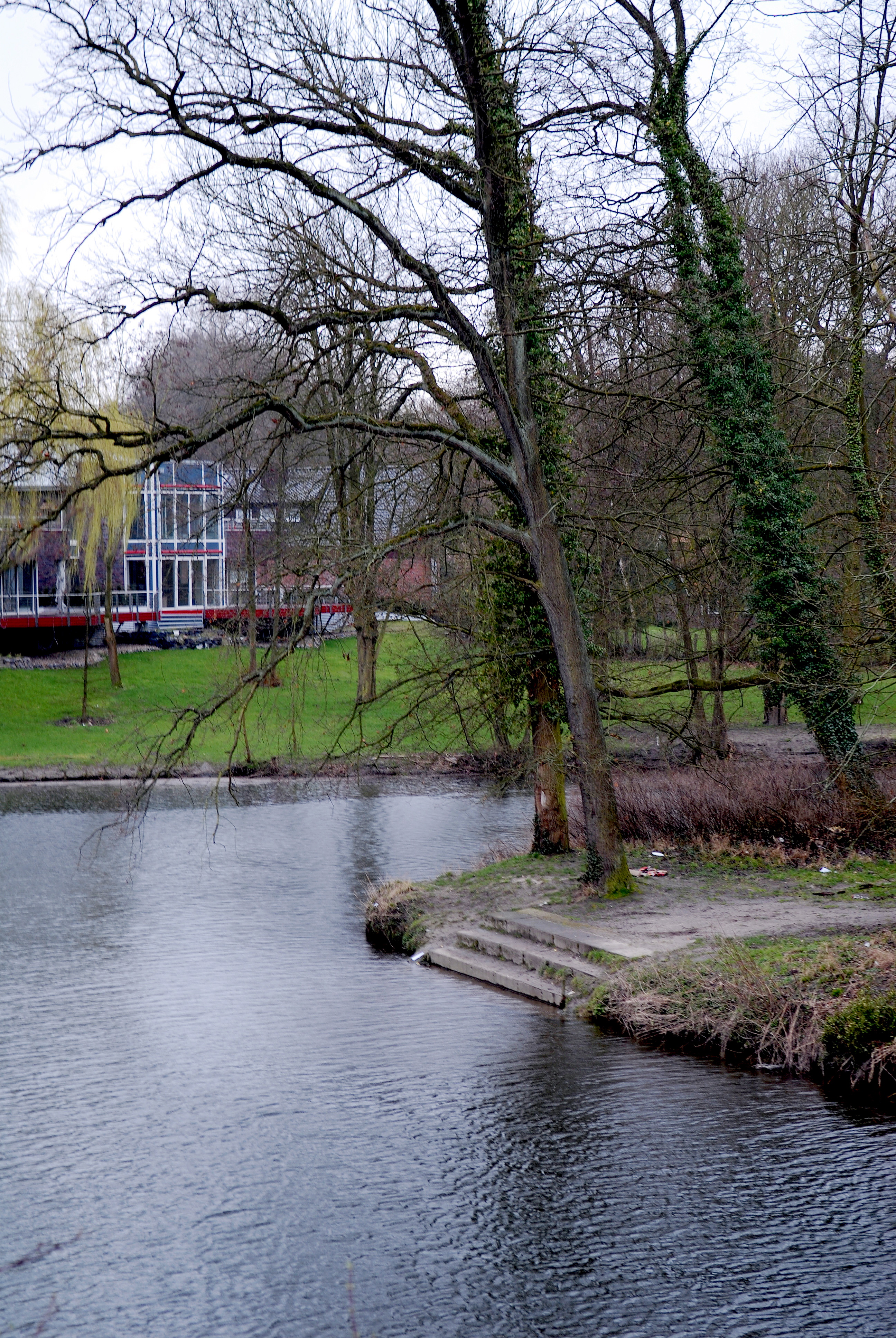 Die Werse, eine flache breite Treppe führt ans Wasser