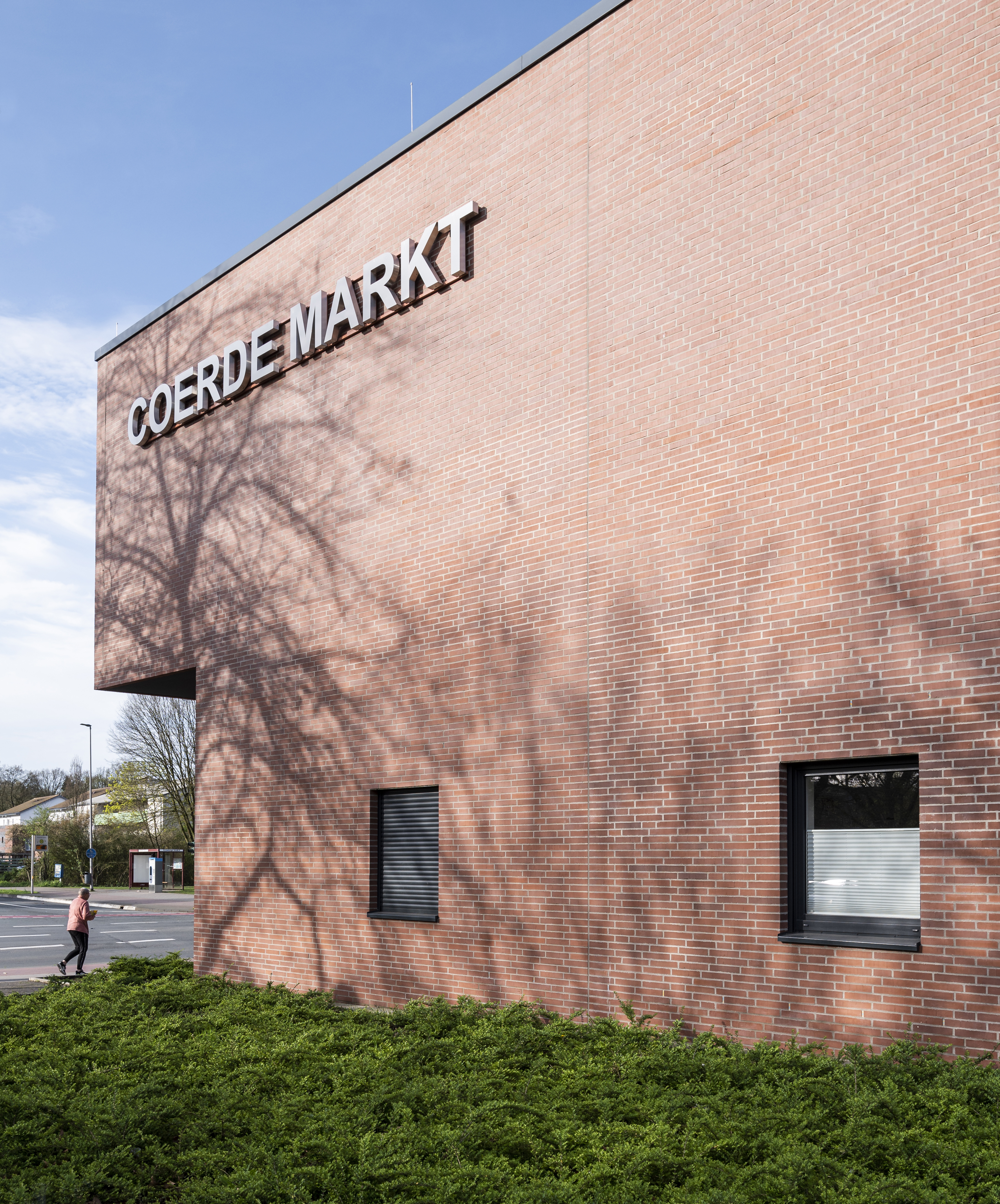 Blick auf eine Außenwand des Gebäudes mit dem Schriftzug Coerdemarkt
