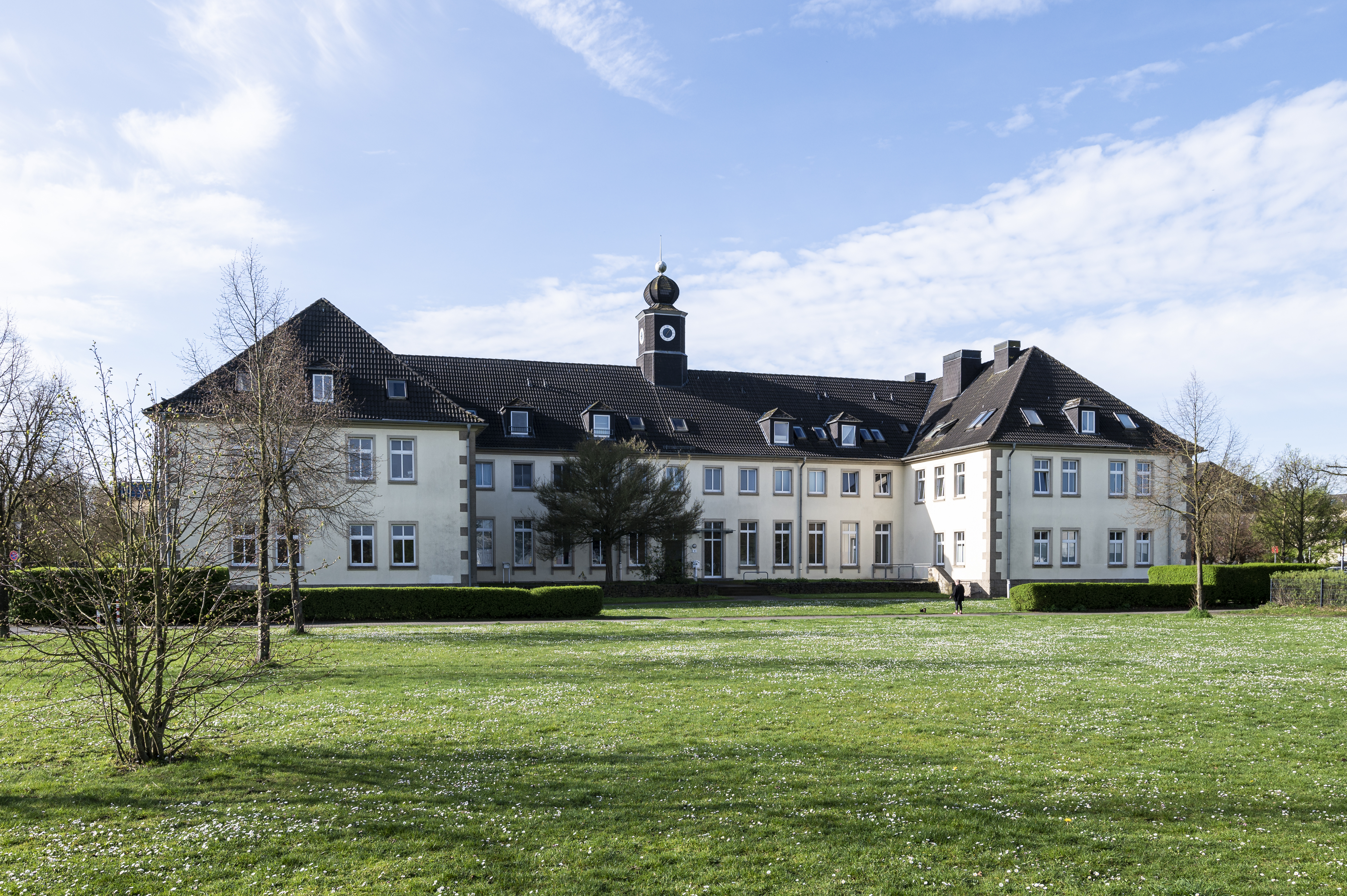 Herrschaftliches Gebäude in weiß mit schwarzem Dach
