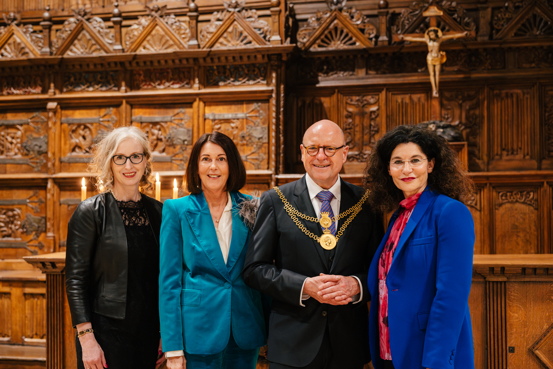 Im Rathausfestsaal trugen sich die beiden Festrednerinnen Angelika Schindler-Obenhaus (2.v.l.) und Tina Müller (r.) im Beisein von Oberbürgermeister Markus Lewe sowie Margret Homann, Vorstandsvorsitzende des “Frauen u(U)nternehmen e.V.” ins Goldene Buch der Stadt ein.