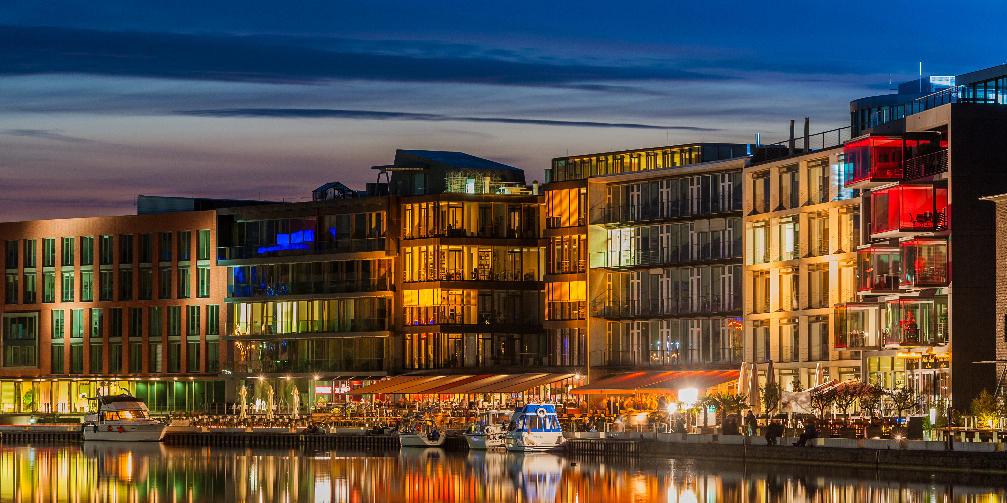 Panorama des münsteraner Stadthafens bei Nacht