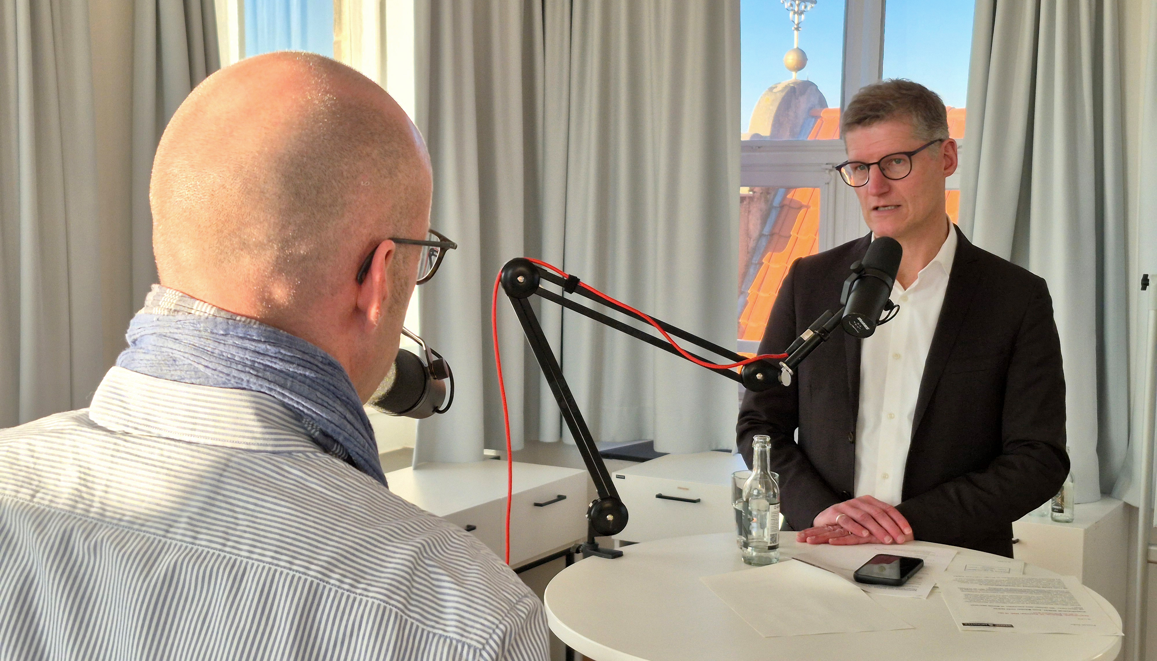 Thomas Reisener und OB Tilman Fuchs während der Podcast-Aufnahme.