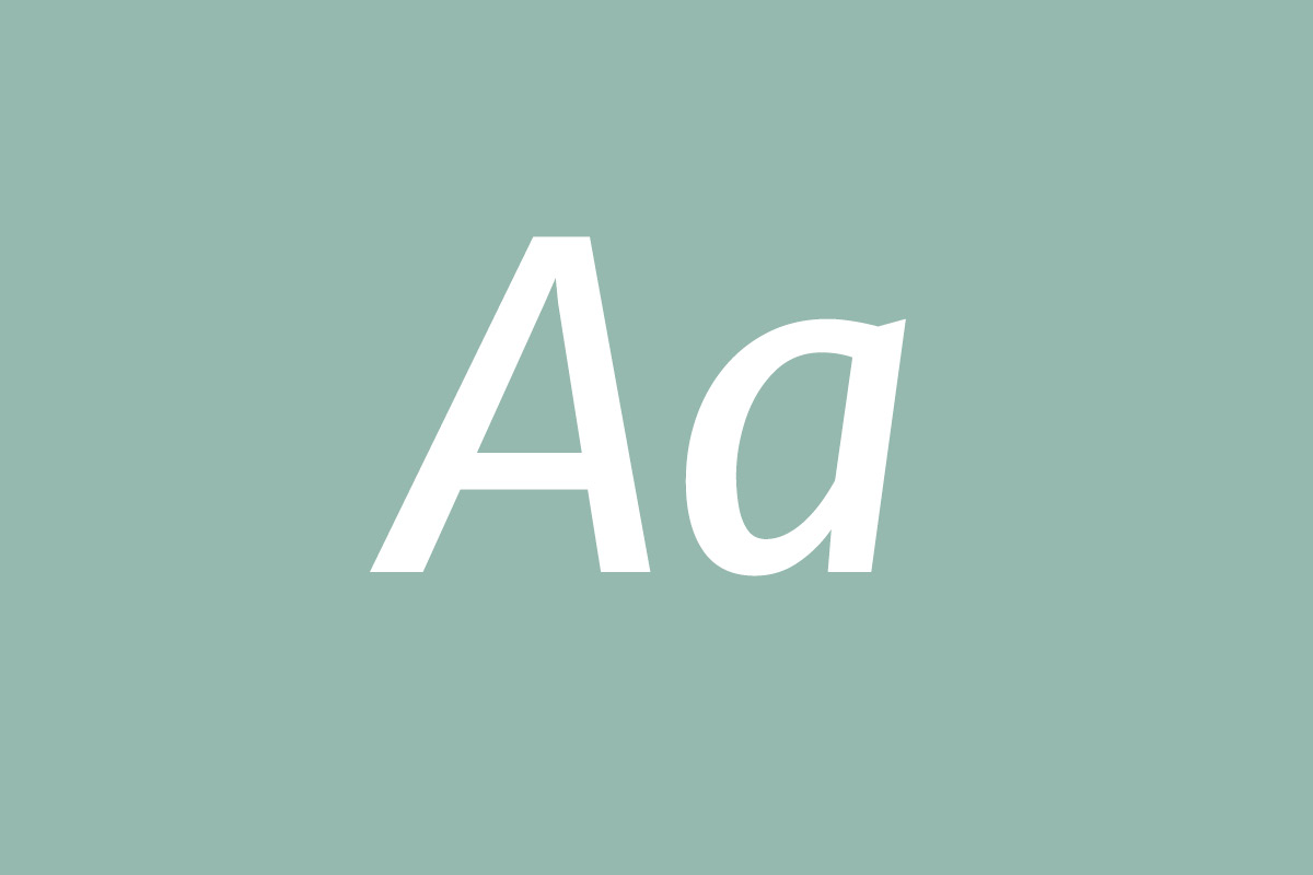Die Buchstaben A und a in der Schrift Merriweather Sans italic in weiß auf lindgrünem Hintergrund.