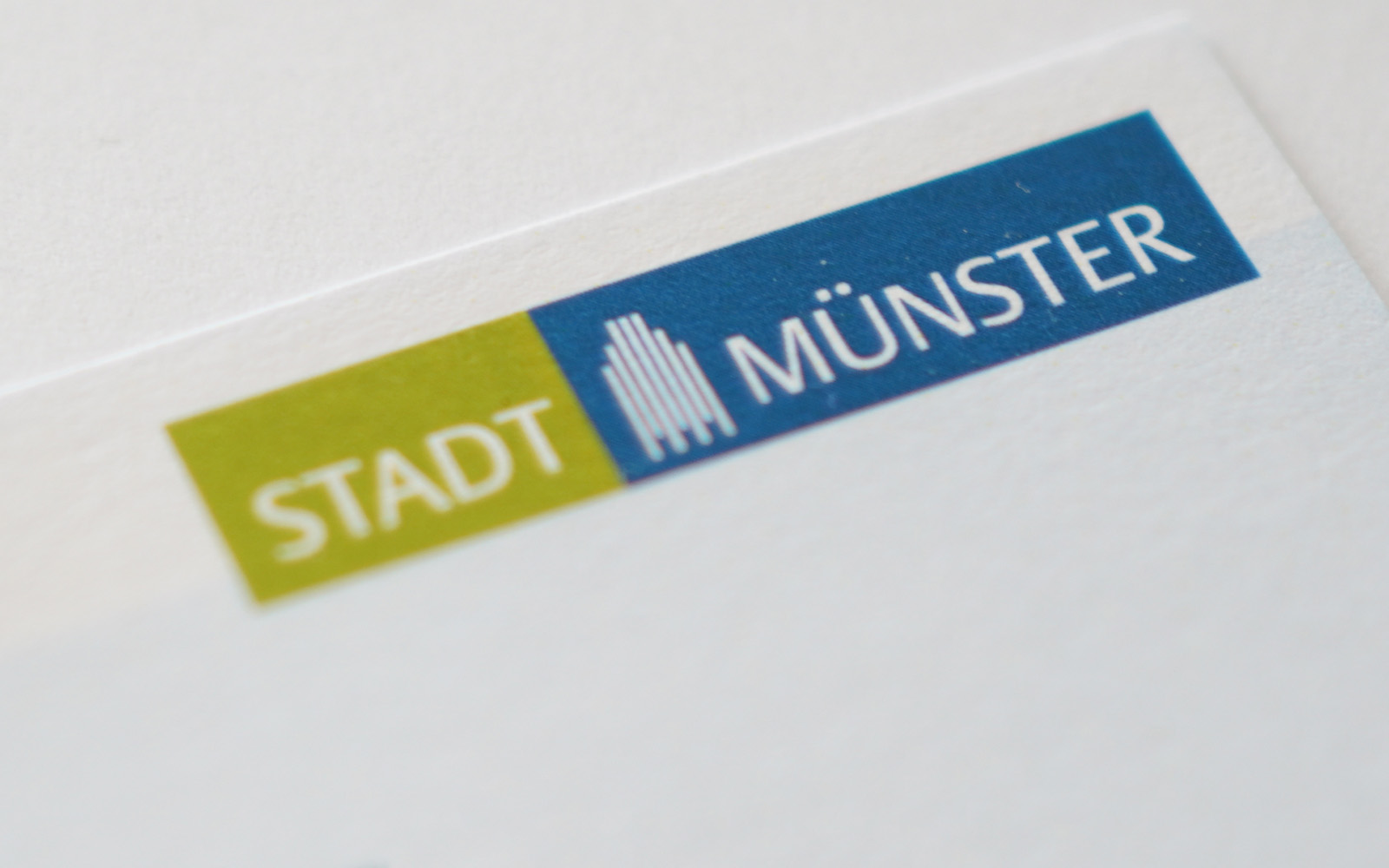 Nahaufnahme eines Druckes mit Fokus auf das Logo der Stadt Münster.