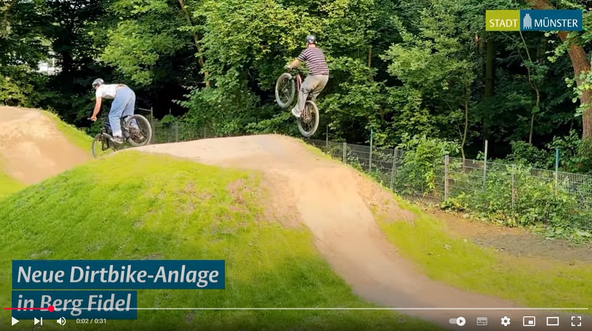 Screenshot von einem Video über die neue Dirtbike-Anlage in Berg Fidel.