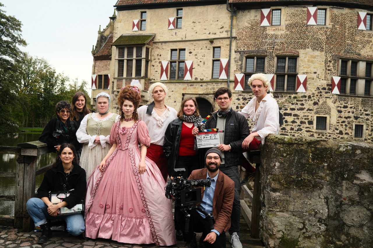 Die „Baronesse“-Filmcrew während der Dreharbeiten im Herbst 2024 auf Burg Vischering. 