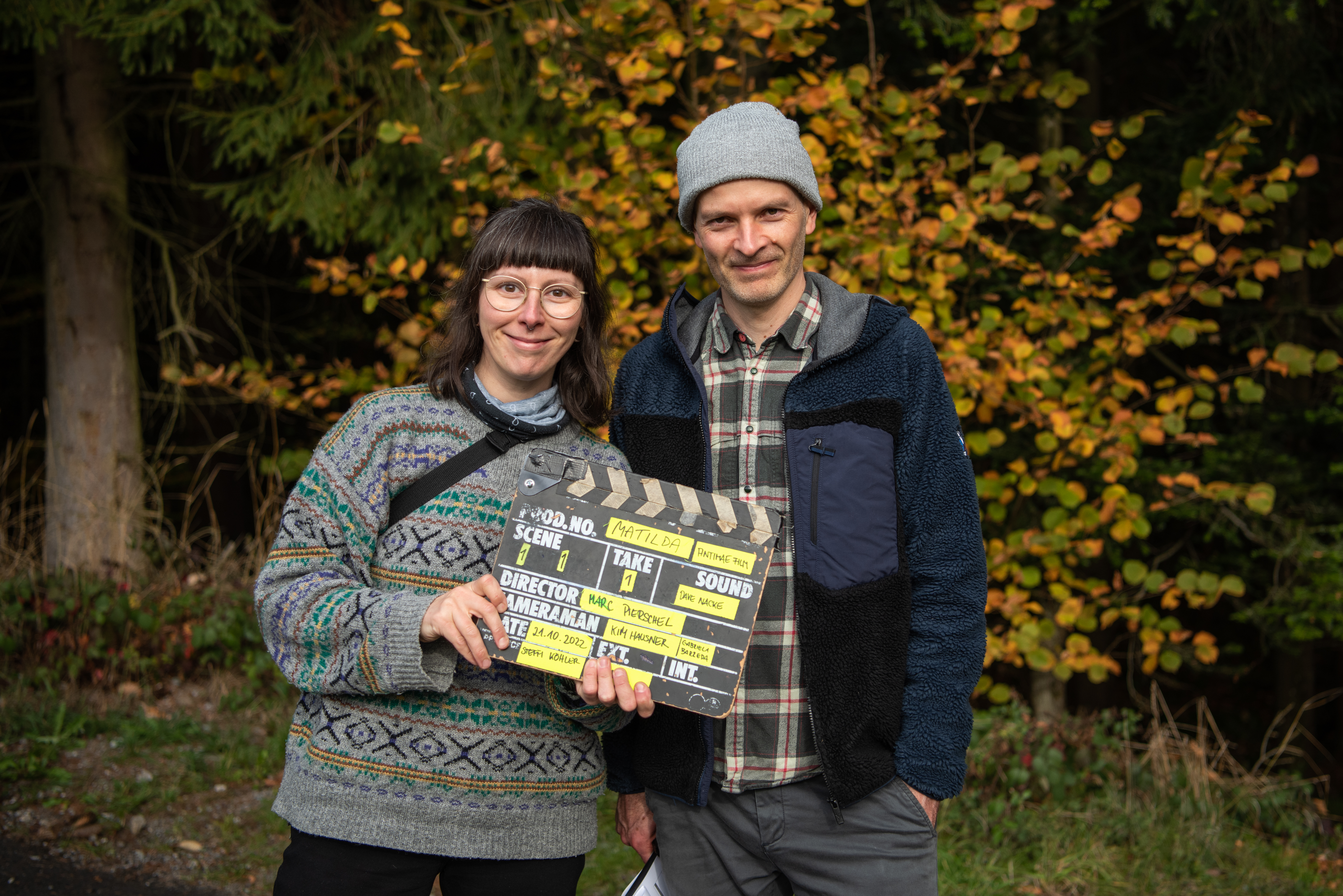 Zwei Personen mit Filmklappe