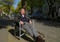 Roland Jankowsky genießt die Drehpause in der Sonne im Kreuzviertel