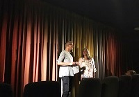 Moderator Jens Schneiderheinze und die Leiterin des Filmservice Münster.Land Nicola Ebel begrüßen die Gäste