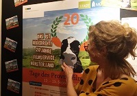 Abgedreht! 20 Jahre Filmservice Münster.Land bei den Tagen des Provinzfilms - hier das Plakatmotiv und die Filmemacherin Nana Neul, die ihren Film "Mein Freund aus Faro" begleitete