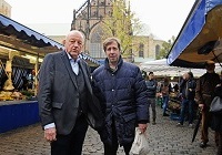 Dreharbeiten für neue Wilsberg-Folgen - Wilsberg und Ecki auf dem Wochenmarkt in Münster