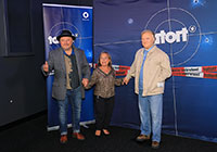 Vor einem Aufsteller mit Tatort-Logo stehen Axel Prahl, ChrisTine Urspruch und Axel Prahls Madame-Tussaud-Doppelgänger. Foto: Stadt Münster