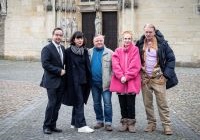 Vor einem Kirchenportal stehen: v.l.n.r. Jan Josef Liefers, Jutta Müller, Axel Prahl, Eva Verena Müller, Detlev Buck