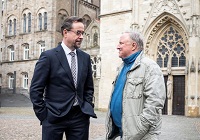 Vor der Überwasserkirche Münster stehen v.l.n.r. Jan Josef Liefers, Axel Prahl und schauen sich an