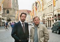 2002: Karl-Friedrich Boerne (Jan Josef Liefers, l) und Hauptkommissar Frank Thiel (Axel Prahl) auf dem Prinzipalmarkt – Foto: WDR/Michael Böhme