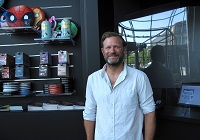 Ansgar Esch, Geschäftsführer des Cineplex-Münster Kinos steht vor einem Regal