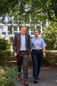 Pressesprecherin der Polizei Angela Lüttmann und Kripochef Jürgen Dekker laufen auf den Betrachter zu