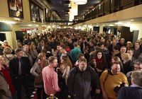 Viele Menschen drängen sich im Foyer des Cineplex-Kinos zur Premiere des 25. Münster-Tatort 'Der Hammer' im März 2014