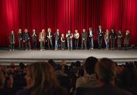 Schauspieler und Crew stehen auf der Bühne vor dem roten Kinovorhang bei der Premiere des 25. Münster-Tatort 'Der Hammer' im Cineplex Münster im März 2014