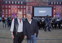 Claus D. Clausnitzer und Axel Prahl stehen bei der Open-Air-Premiere 'Feierstunde' 2016 vor dem Schloß Münster.
