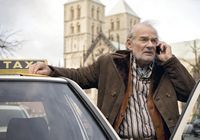 Herbert Thiel (Claus D. Clausnitzer), genannt Vaddern, steht  mit seinem Taxi vor dem münsterschen Dom und telefoniert.