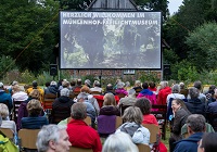 Zuschauer im Mühlenhof warten auf den Filmbeginn.