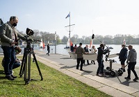 Filmteam mit Kameras und Mikrophonen am Aasee