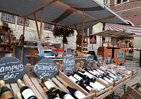 Auf dem Platz des Westfälischen Friedens wurde für die Dreharbeiten des Tatort Münster ein kleiner Markt mit einem Weinstandt aufgebaut