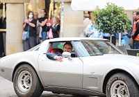 Ein Sportwagen vom Typ Corvette fährt mit Jan Josef Liefers auf dem Beifahrersitz über den Prinzipalmarkt
