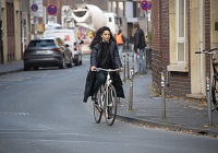Patricia Meeden fährt auf einem Fahrrad eine Straße entlang