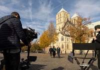 Oliver Korittke, Leonard Lansink und Patricia Meeden bei Dreharbeiten auf dem Domplatz in Münster