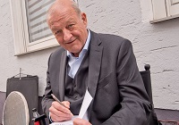 Leonard Lansink signiert am Wilsberg-Set in Münster den Krimiführer - Foto: Michael Bührke