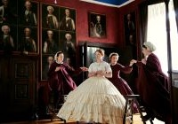Szene mit historischen Kostümen aus dem Film  "Die Spökenkiekerin und das Fräulein"