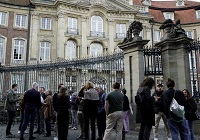 Eine Gruppe Menschen steht vor dem Erbdrostenhof in Münster