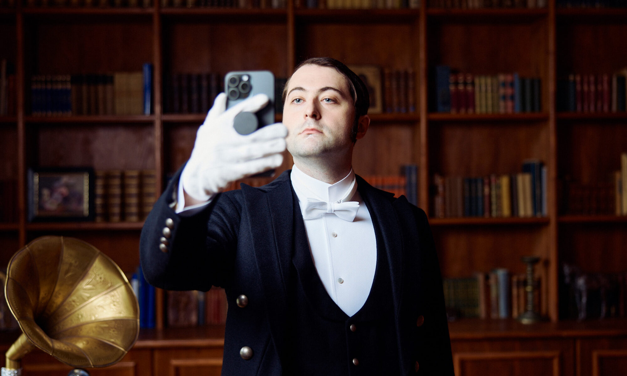 der "korrekte Diener" Hermann-Josef (Fabian Nolte) macht ein Selfie