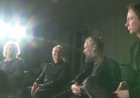 Die Musiker Johannes, Conny und Matthias Bauer sowie Louis Rastig sitzen nebeneinander im Gegenlicht