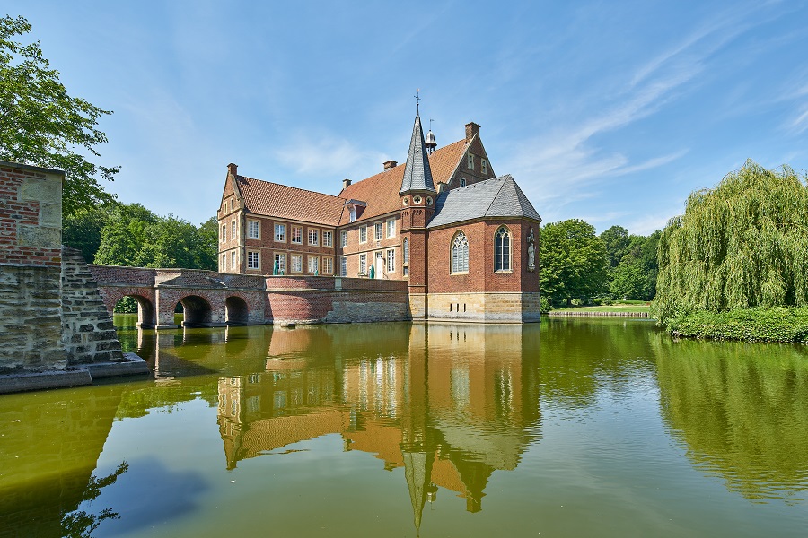 Burg Hülshoff von Wasser umgeben