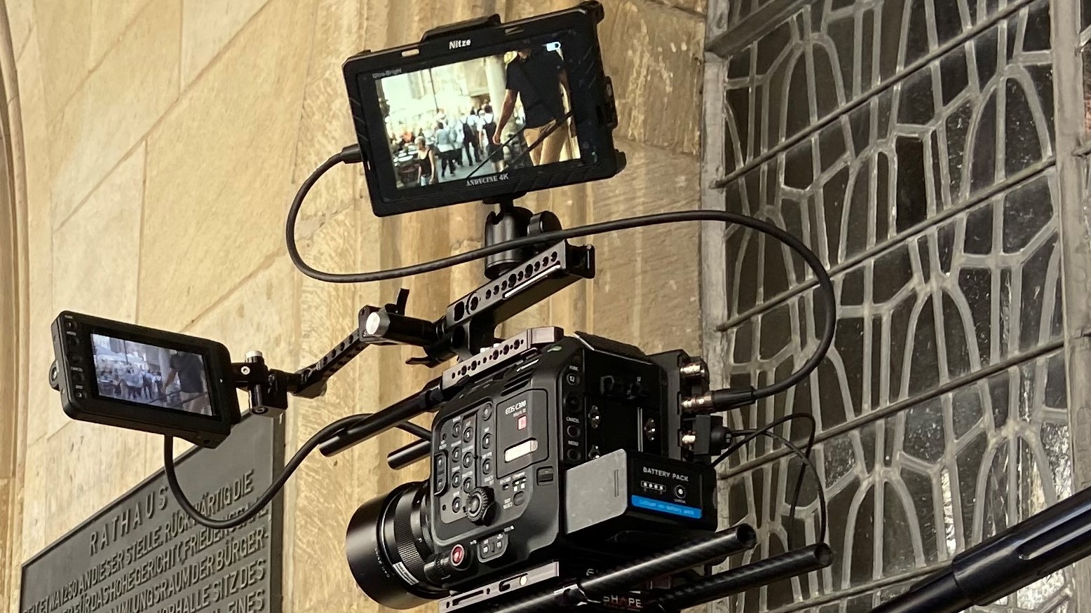 Fernsehkamera vor dem historischen Rathaus
