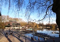 An den Aaseeterrassen mit Restaurants, Cafes und Anleger