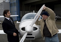 Zwei Schauspieler am Propeller Flugzeug